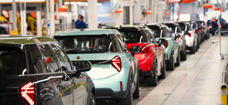 BMW a atins un milion de mașini deplasate fără șofer în fabrici