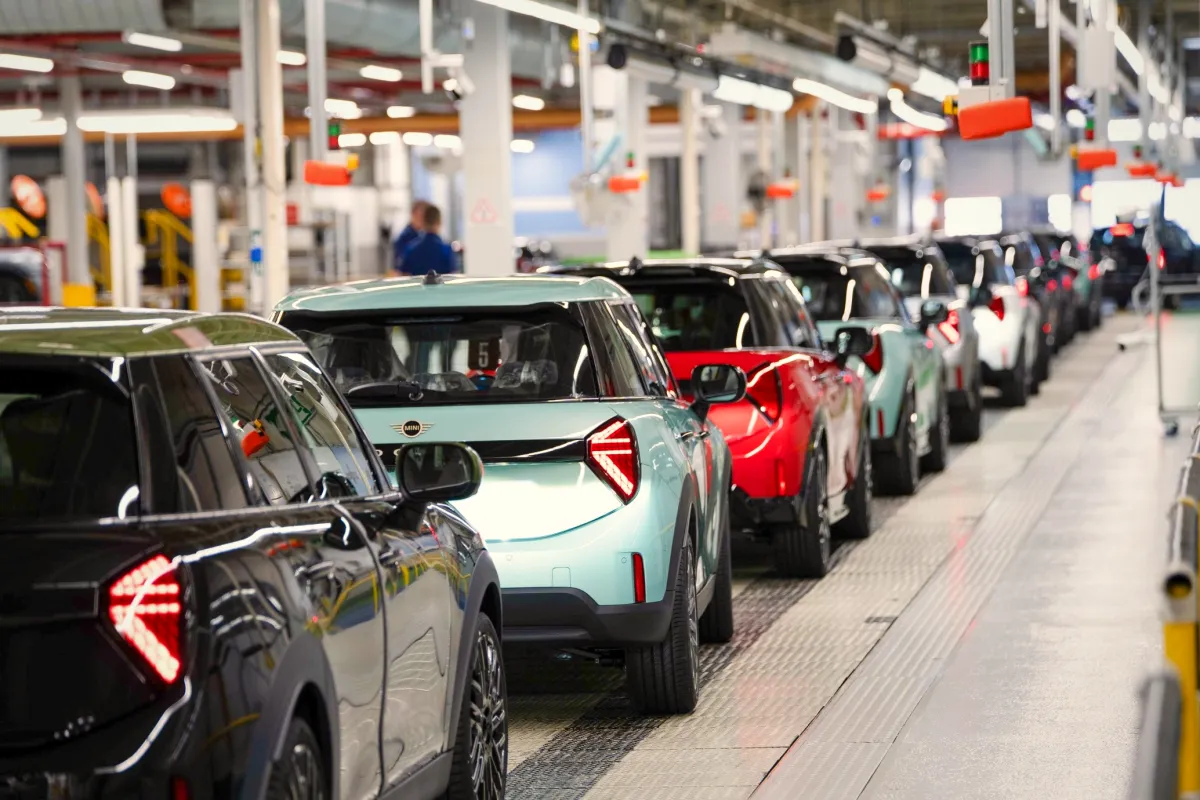 BMW a atins un milion de mașini deplasate fără șofer în fabrici