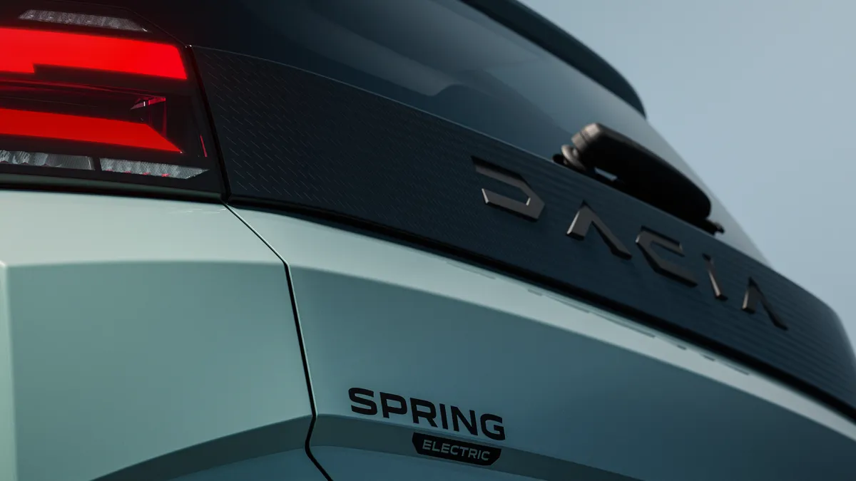 Dacia oferă până la 240.000 lei angajaților care pleacă - ce se întâmplă la Mioveni?