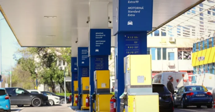 Prețurile carburanților rămân peste 10 lei/litru în România