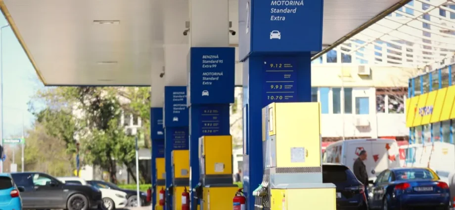 Prețurile carburanților rămân peste 10 lei/litru în România