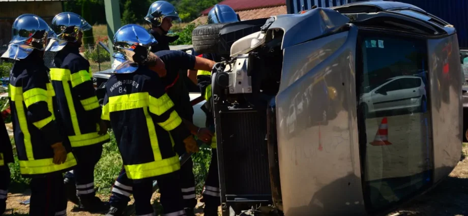 Tesla se răsturnă la 286 km/h în Germania; șoferul acuză o anvelopă rechemată