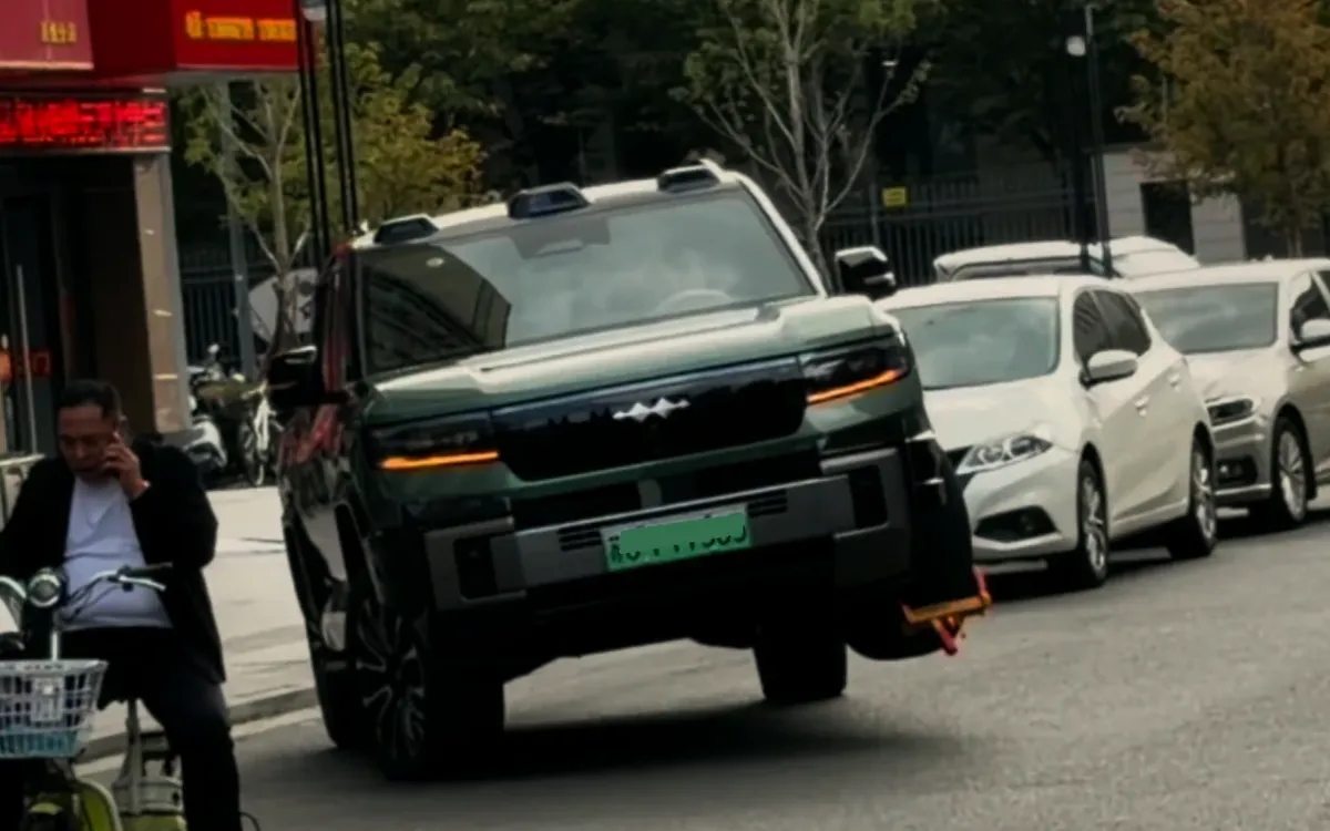 Un model Denza B8 a plecat fără probleme după ce o roată a fost blocată