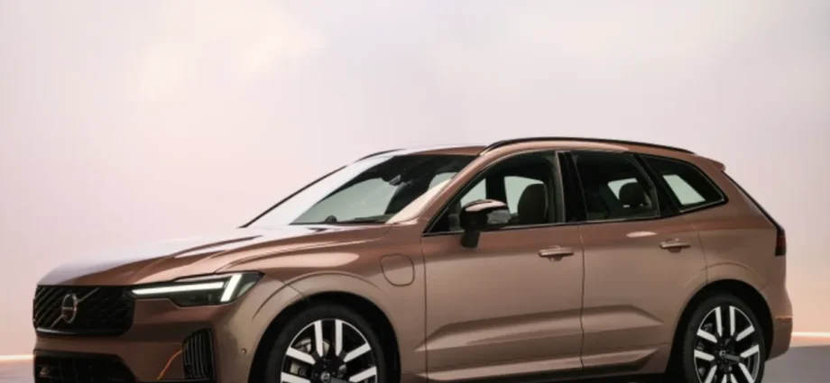 Volvo XC60 facelift: autonomie electrică 200 km, mai mult decât dublă